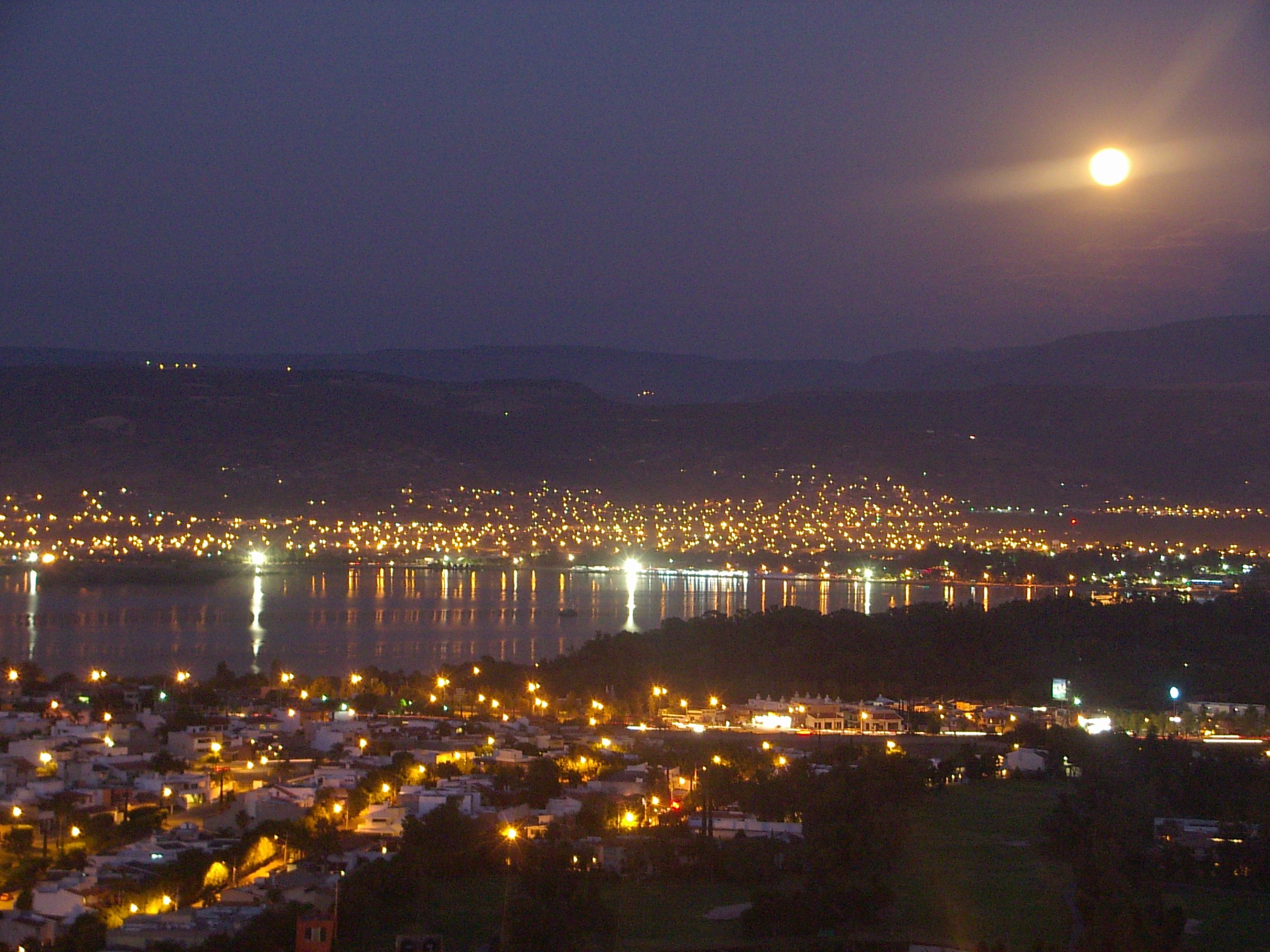 Vista nocturna del embalse del Parque Metropolitano de León bajo la luna