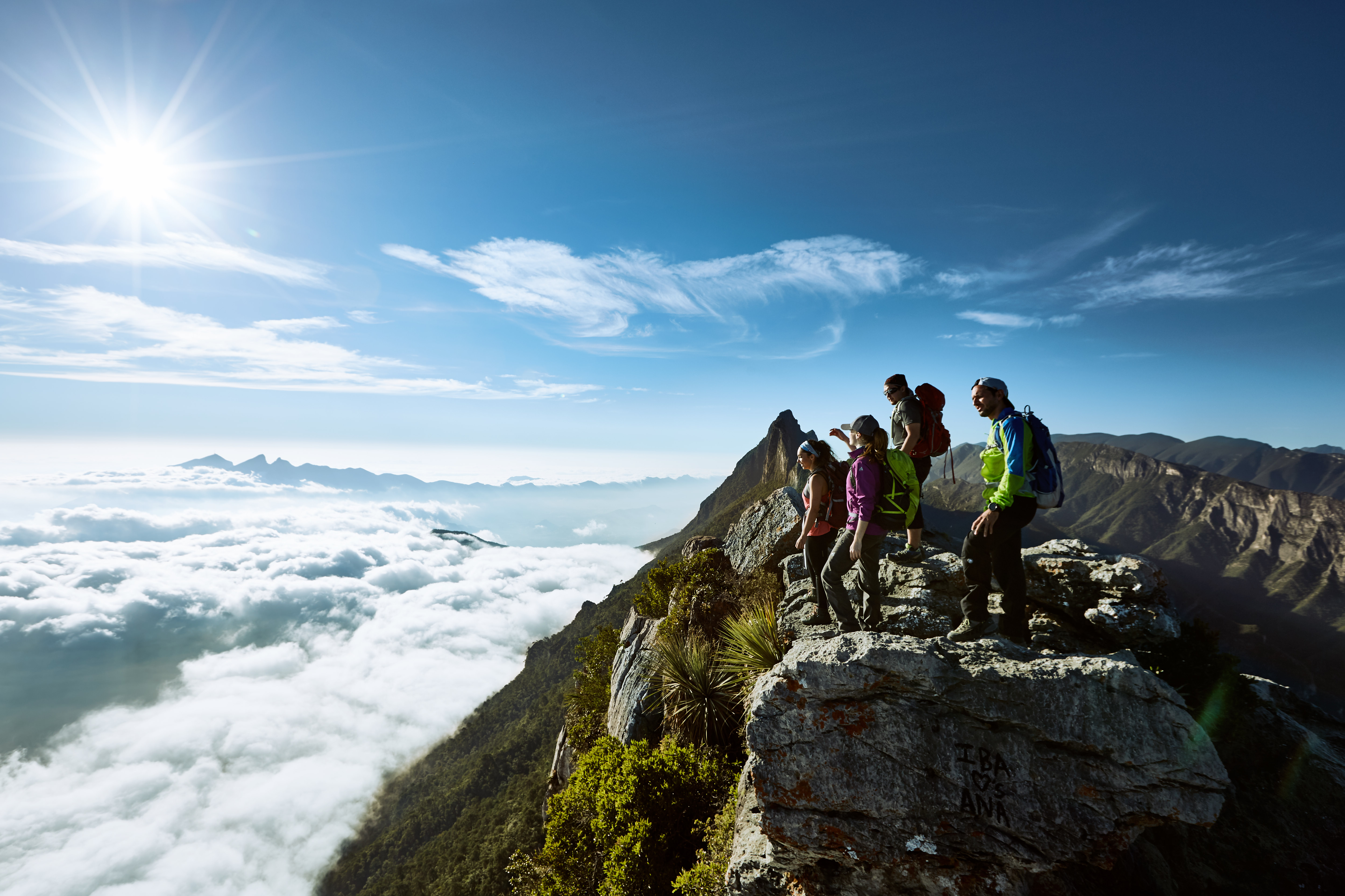 Senderistas en una cumbre de la Reserva Natural Chipinque en Nuevo León