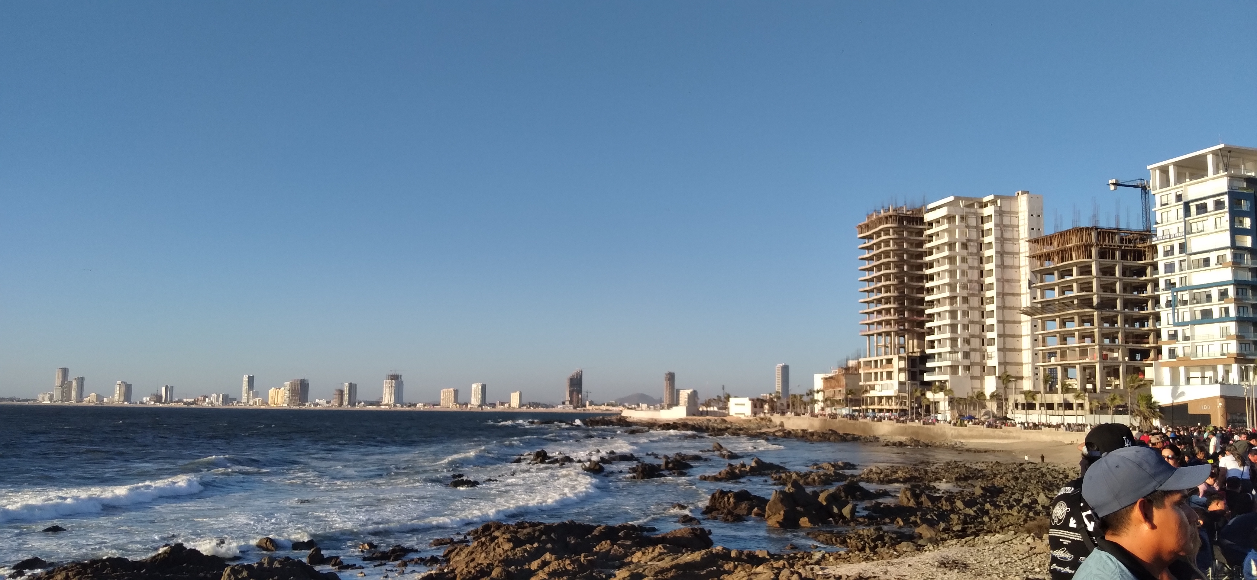 Vista panorámica del Malecón de Mazatlán junto al océano Pacífico
