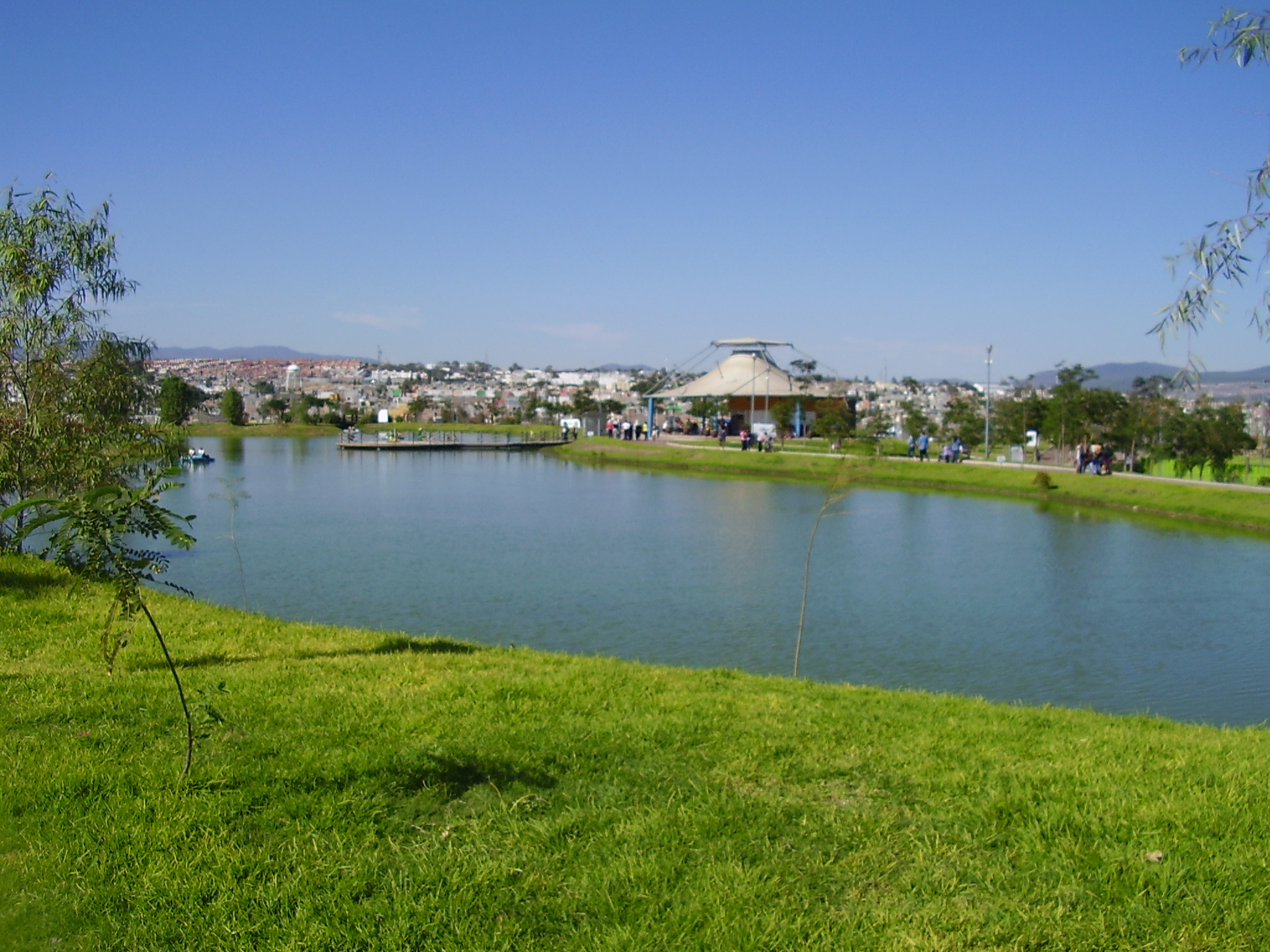 Lago y áreas verdes del Parque Alfalfares en Santiago de Querétaro