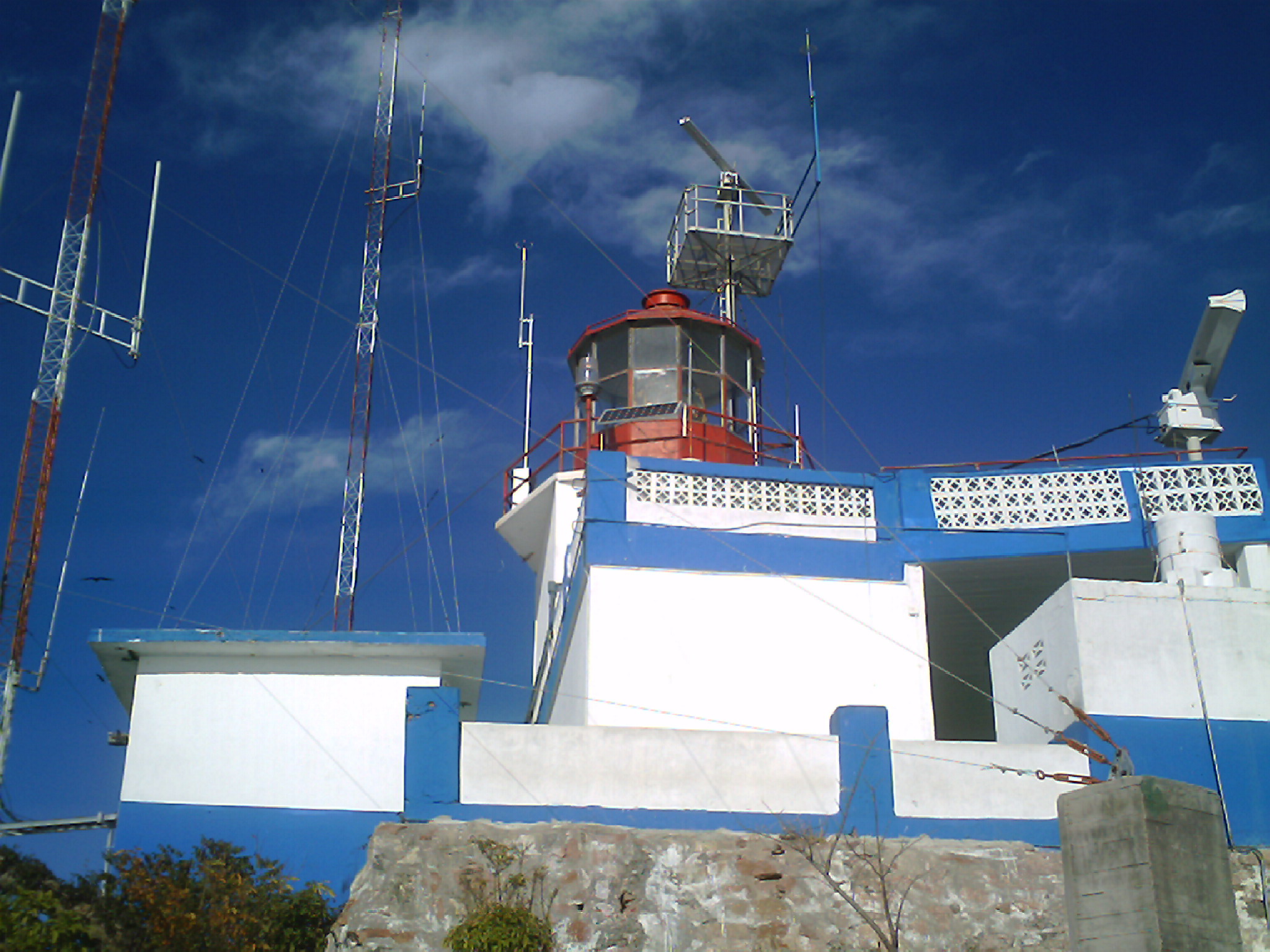 Edificio y linterna del Faro de Mazatlán en la cima del cerro del Crestón