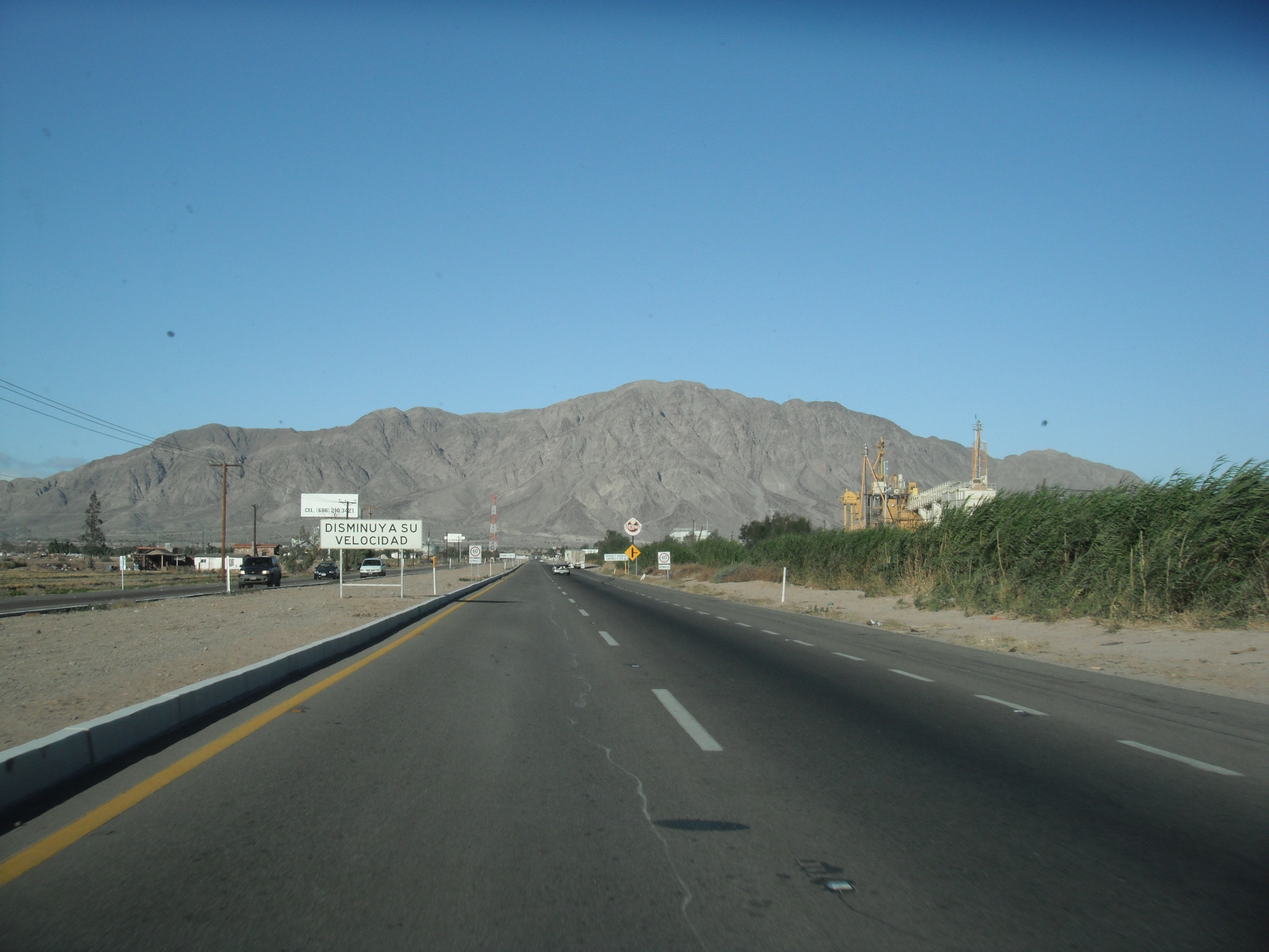 Vista del Cerro El Centinela desde la carretera cerca de Mexicali