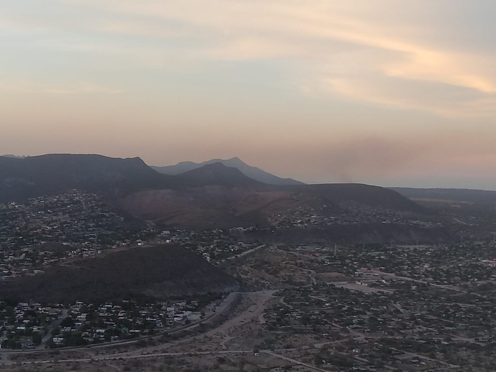 Vista de las laderas y la periferia de La Paz desde Cerro Atravesado