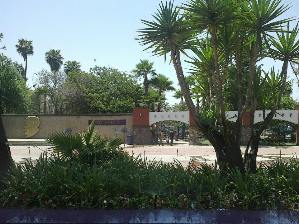 Entrada peatonal del Parque Morelos entre vegetación en Tijuana.