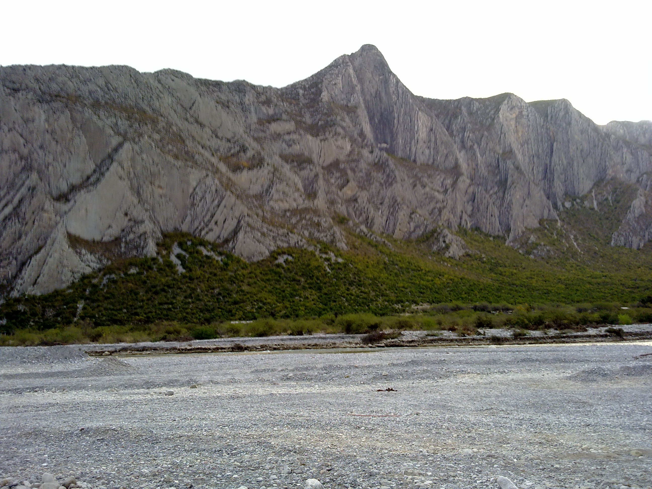 Paredes rocosas y cauce seco del Cañón de La Huasteca en Santa Catarina, Nuevo León.