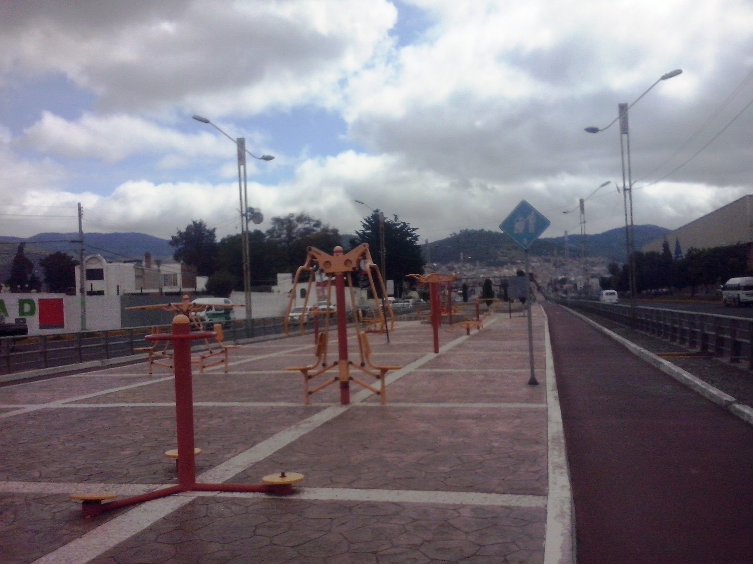 Ciclopista y aparatos de ejercicio junto al Río de las Avenidas en Pachuca.