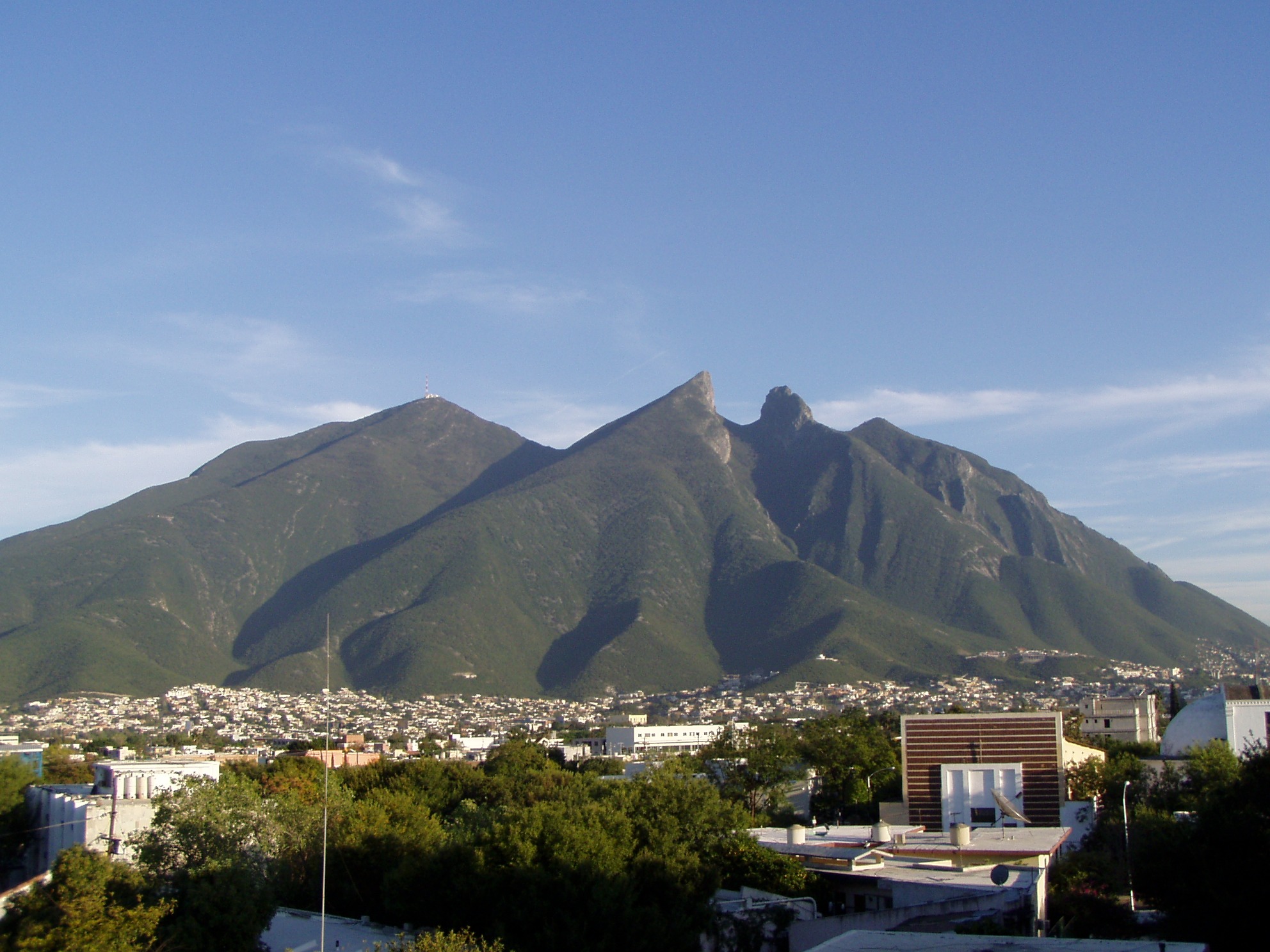 Perfil del Cerro de la Silla visto desde la zona urbana de Monterrey, con sus cumbres recortadas contra el cielo.