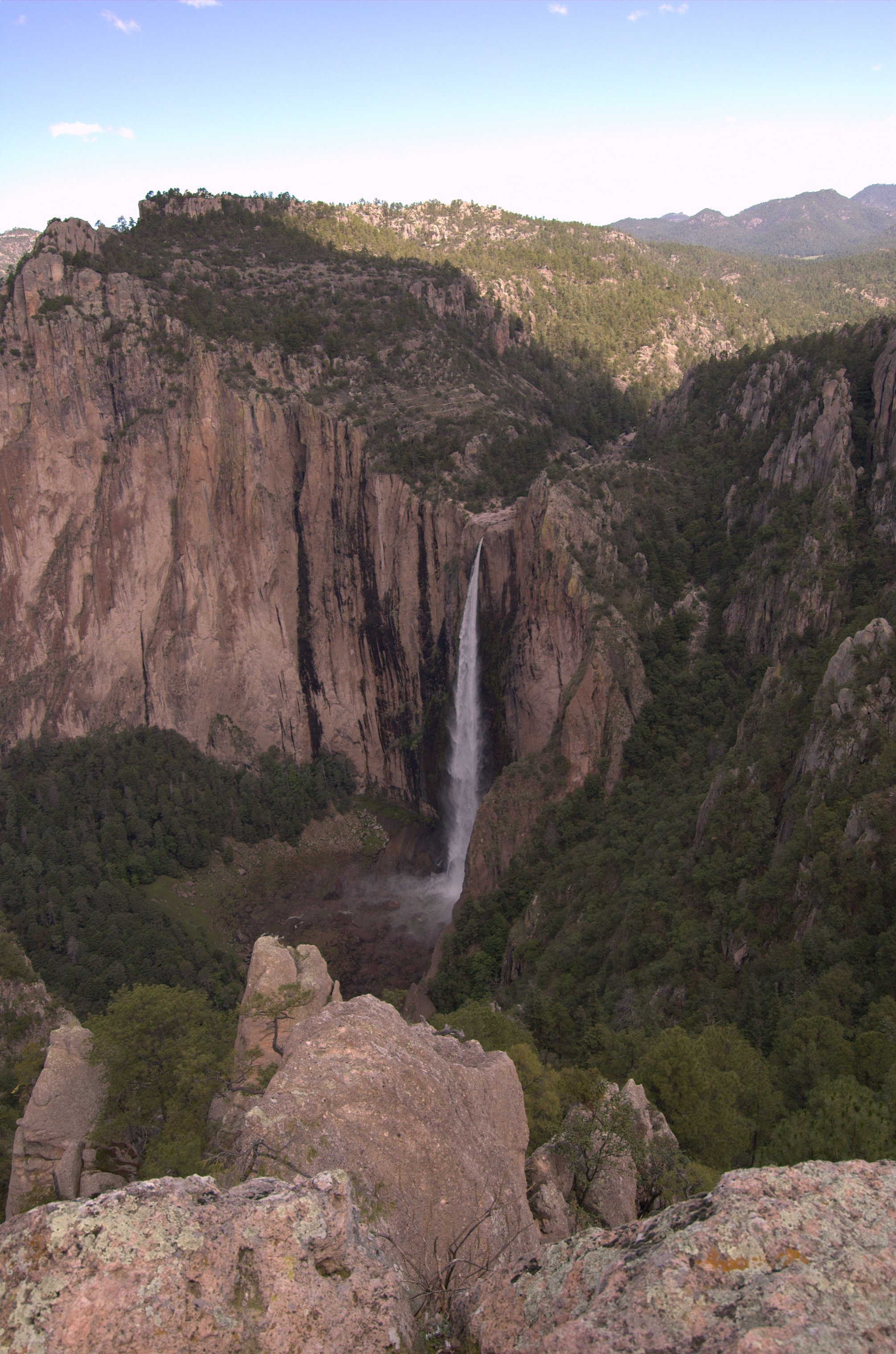 Cascada de Basaseachi descendiendo por la pared rocosa de una barranca arbolada en Chihuahua.