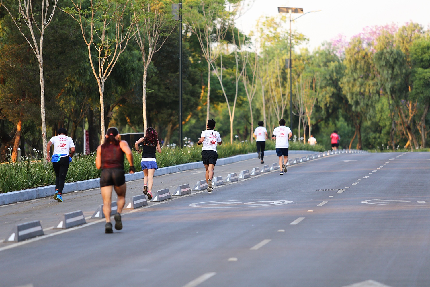 Personas corriendo en la Pista El Sope del Bosque de Chapultepec.