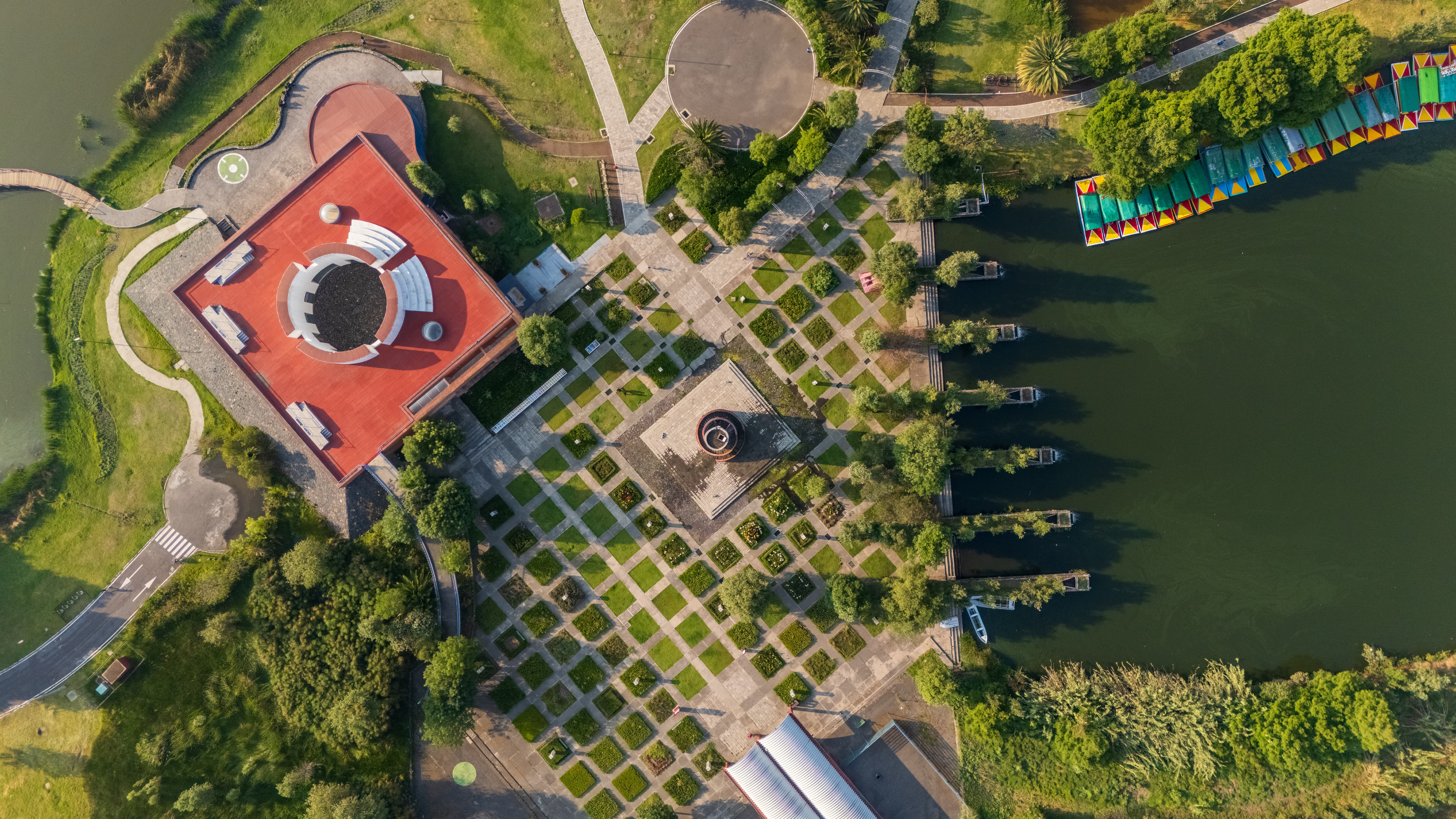 Vista aérea del Parque Ecológico de Xochimilco y sus cuerpos de agua.