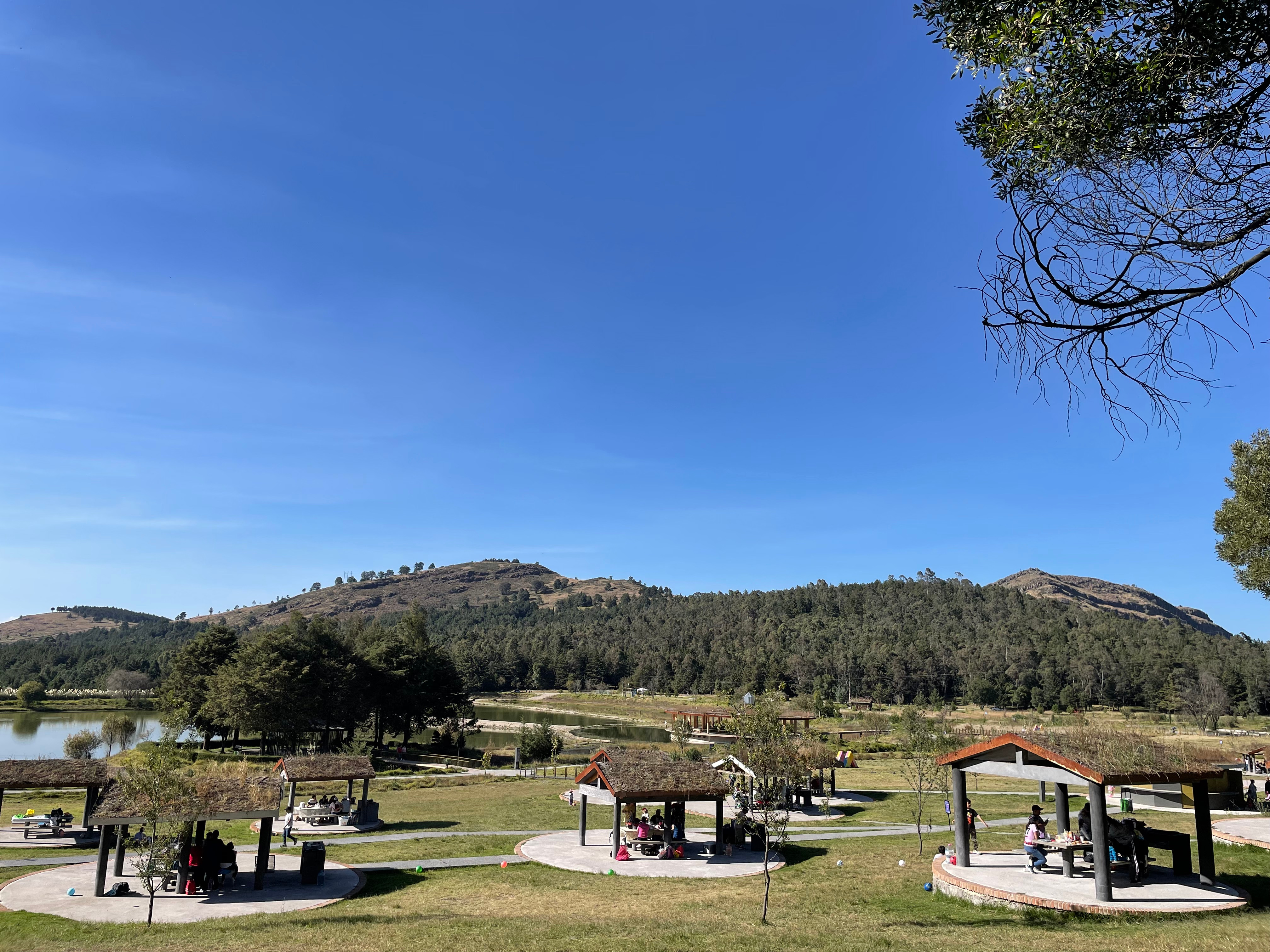 Lago, palapas y laderas boscosas del Parque Estatal Sierra Morelos.