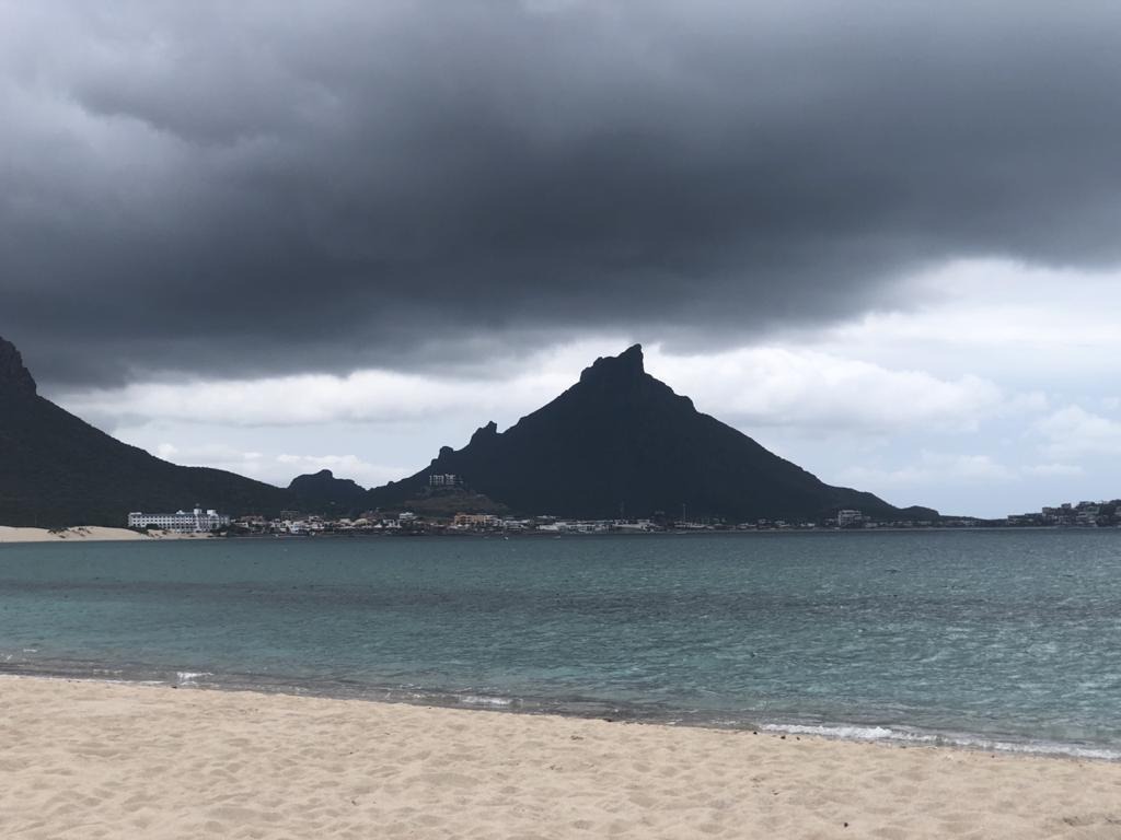 Silueta del Cerro Tetakawi vista desde la bahía de San Carlos, Sonora, bajo nubes.