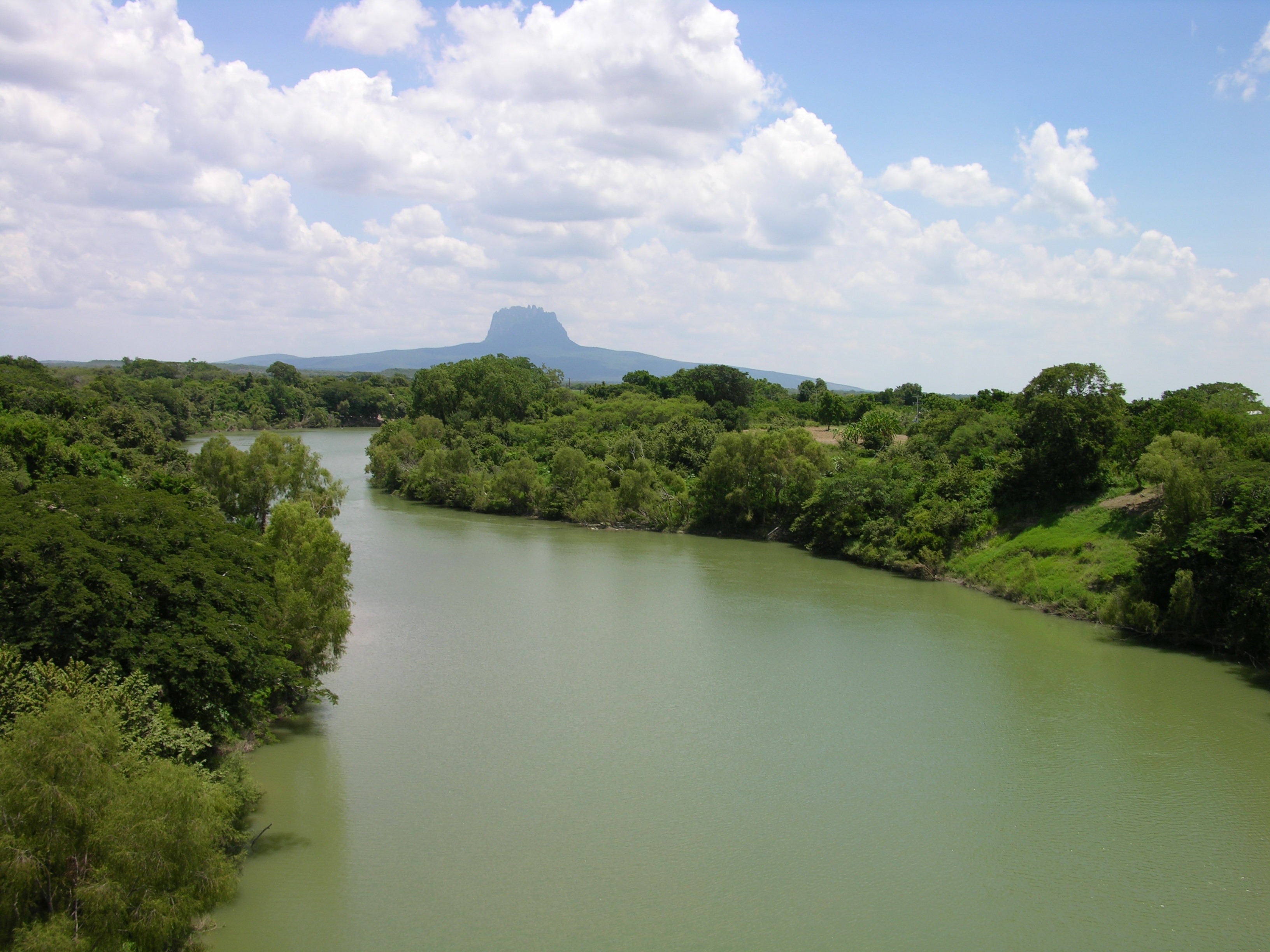 Perfil del Bernal de Horcasitas al fondo del río Guayalejo, en Tamaulipas.