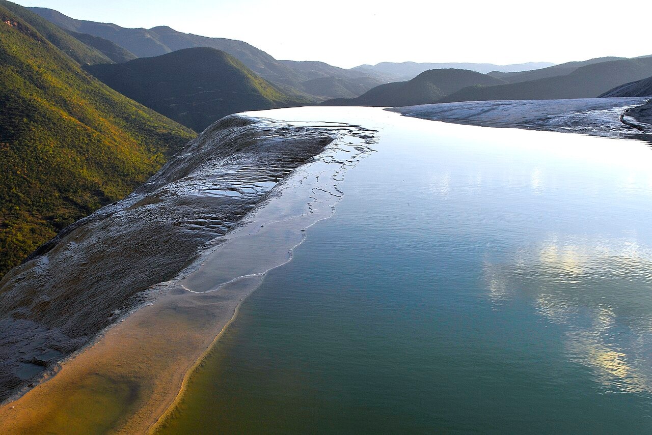 Terraza mineral de Hierve el Agua sobre la barranca, con montañas de Oaxaca al fondo.