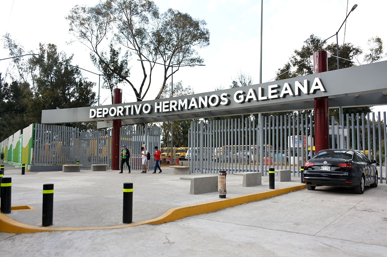 Acceso con el letrero Deportivo Hermanos Galeana en Gustavo A. Madero, Ciudad de México.
