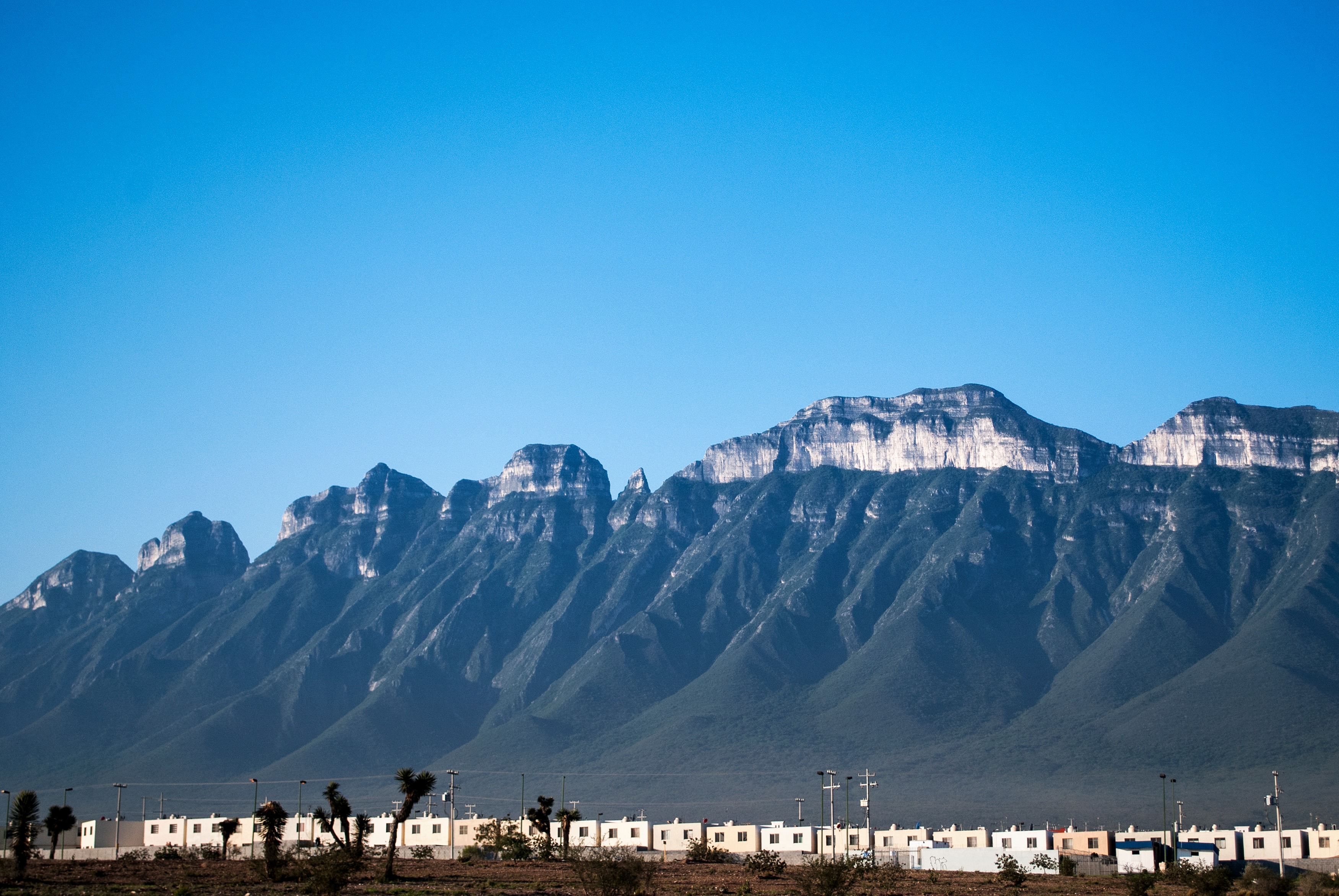 Cresta rocosa de la Sierra de las Mitras sobre la zona urbana de Monterrey.