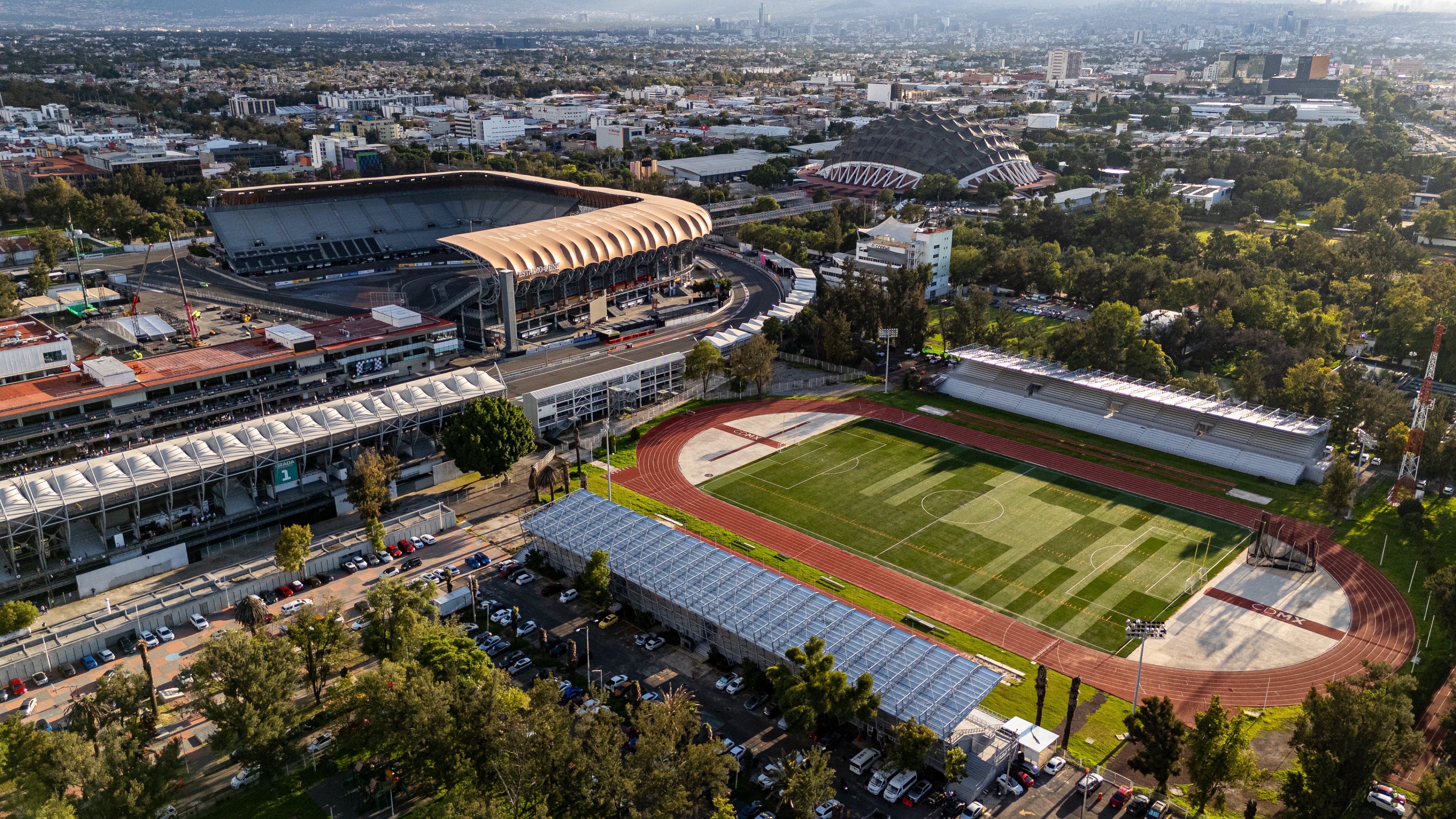 Vista aérea de pistas, estadio y recintos de la Ciudad Deportiva Magdalena Mixhuca en Iztacalco.