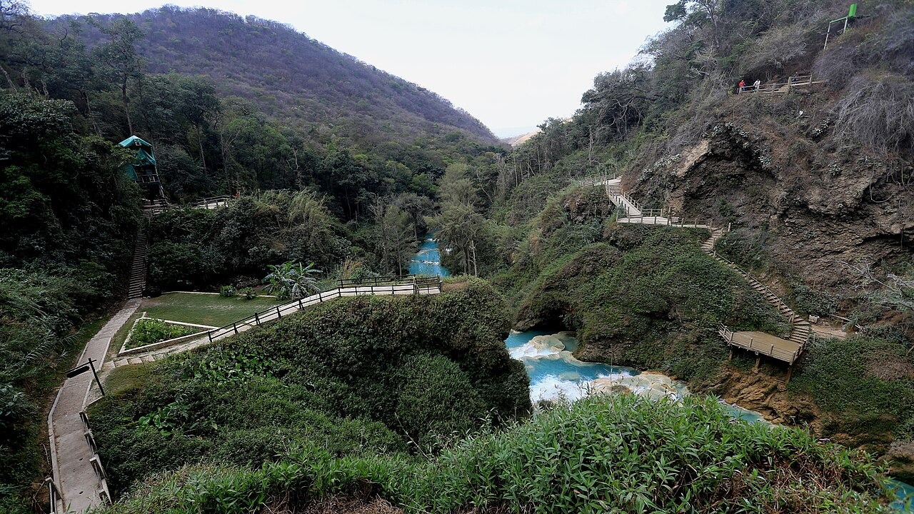 Andadores y escaleras entre vegetación junto al río y las cascadas de El Chiflón, Chiapas.
