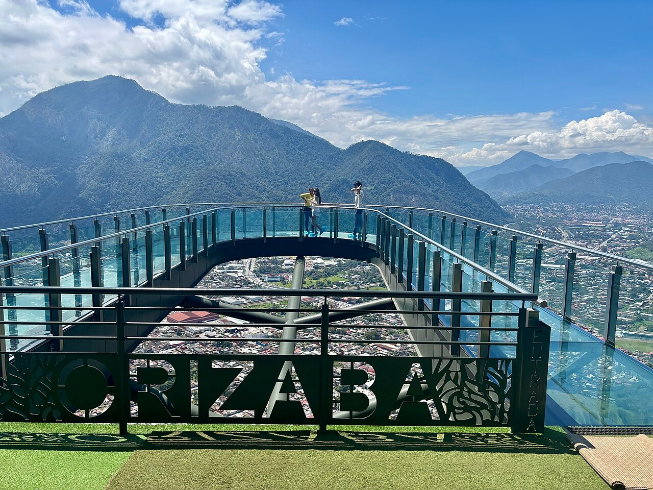 Atalaya de Cristal dentro del Ecoparque Cerro del Borrego, con la ciudad de Orizaba y montañas al fondo.
