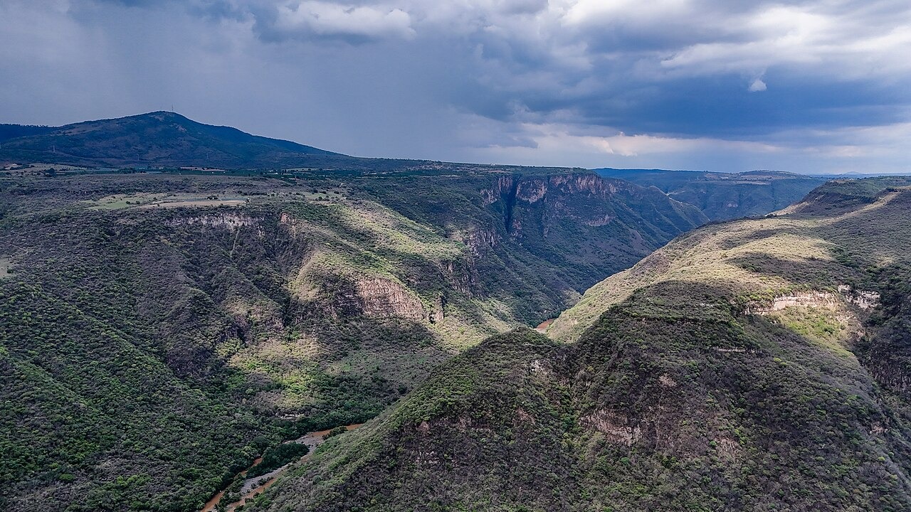 Vista aérea de las laderas y el cauce de la Barranca de Huentitán al norte de Guadalajara.