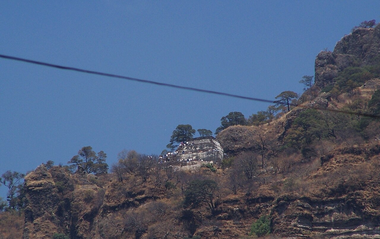 Santuario del Tepozteco sobre un peñón de la sierra, visto desde Tepoztlán, Morelos.