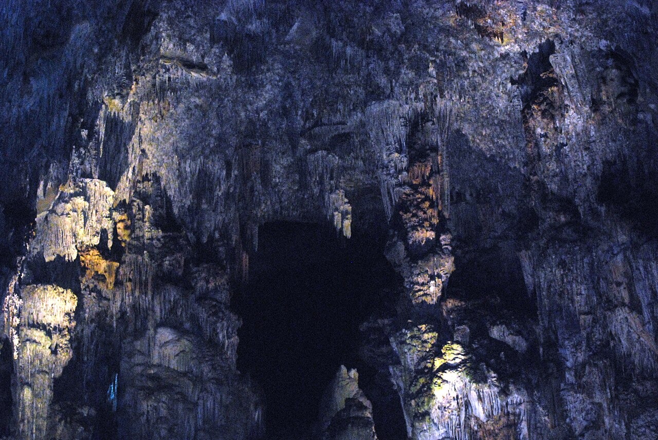Formaciones minerales iluminadas en el interior de las Grutas de Cacahuamilpa, Guerrero.