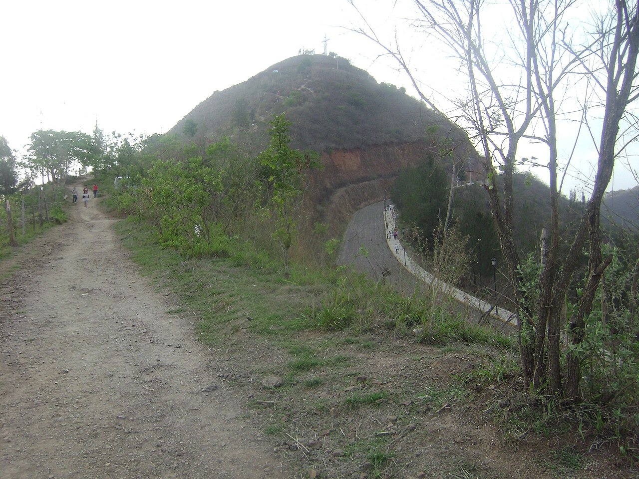 Camino empedrado y vereda junto a la ladera del Cerro de la Cruz, en Tepic.