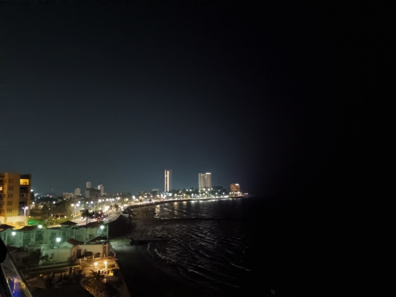 Vista nocturna del bulevar Manuel Ávila Camacho y la costa de Boca del Río desde Andamar.
