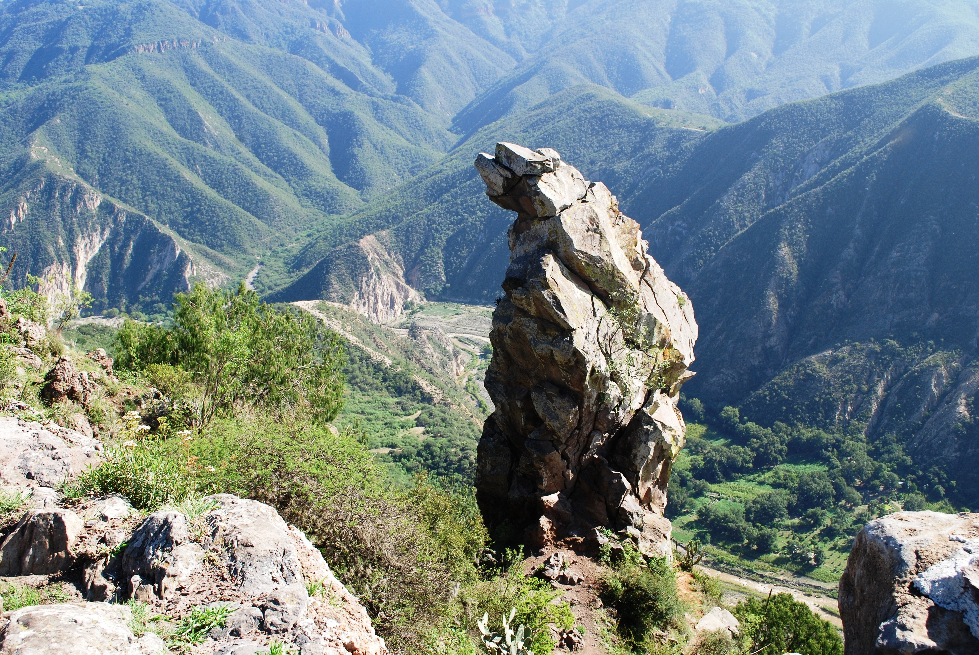 Formación rocosa de Peña del Aire frente a las laderas de la barranca, en Huasca de Ocampo.
