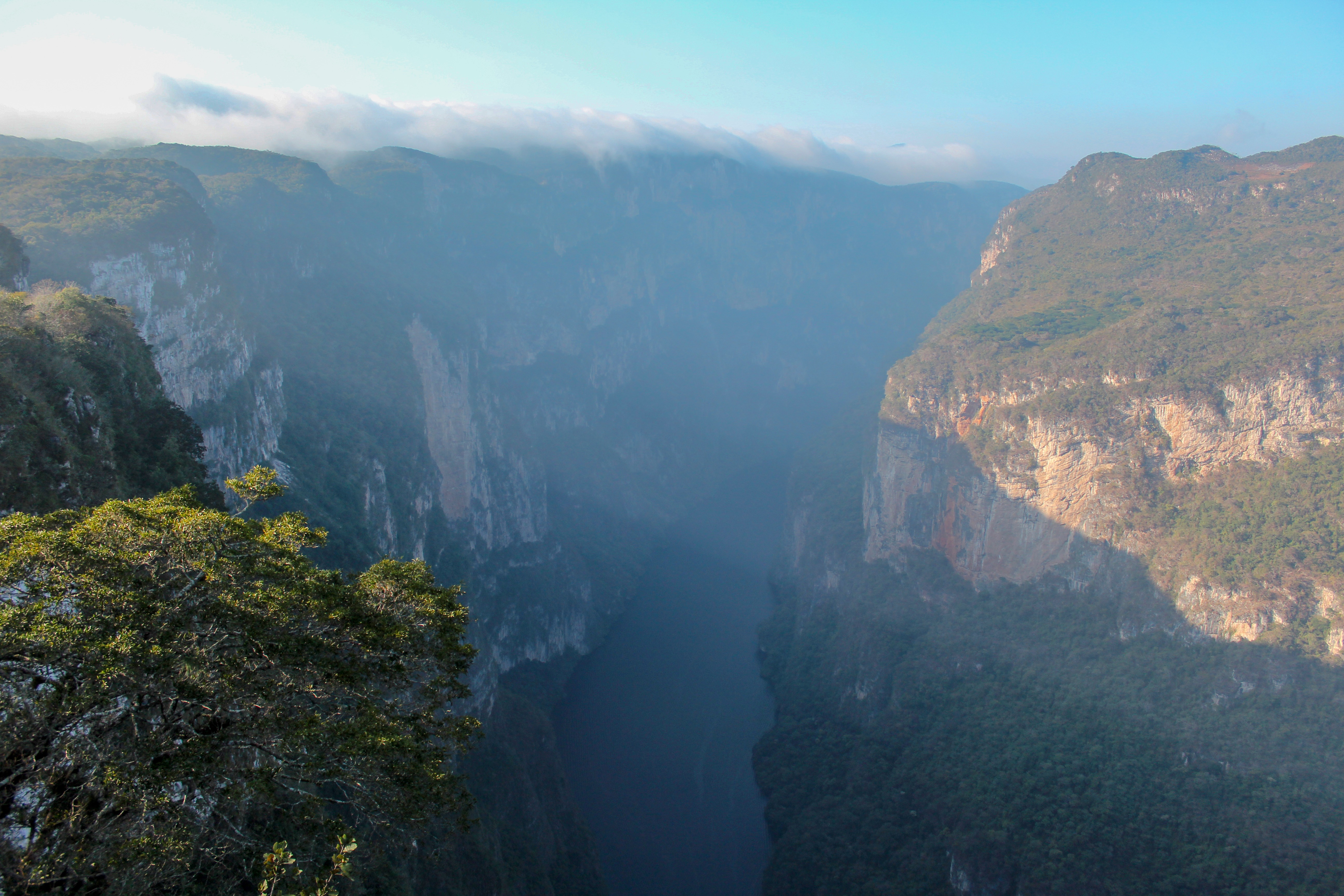Paredes del Cañón del Sumidero y río Grijalva vistos desde el último mirador terrestre.