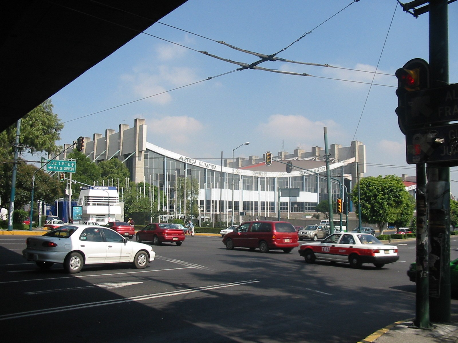 Fachada de la Alberca Olímpica Francisco Márquez junto a Río Churubusco, fotografía de 2008.