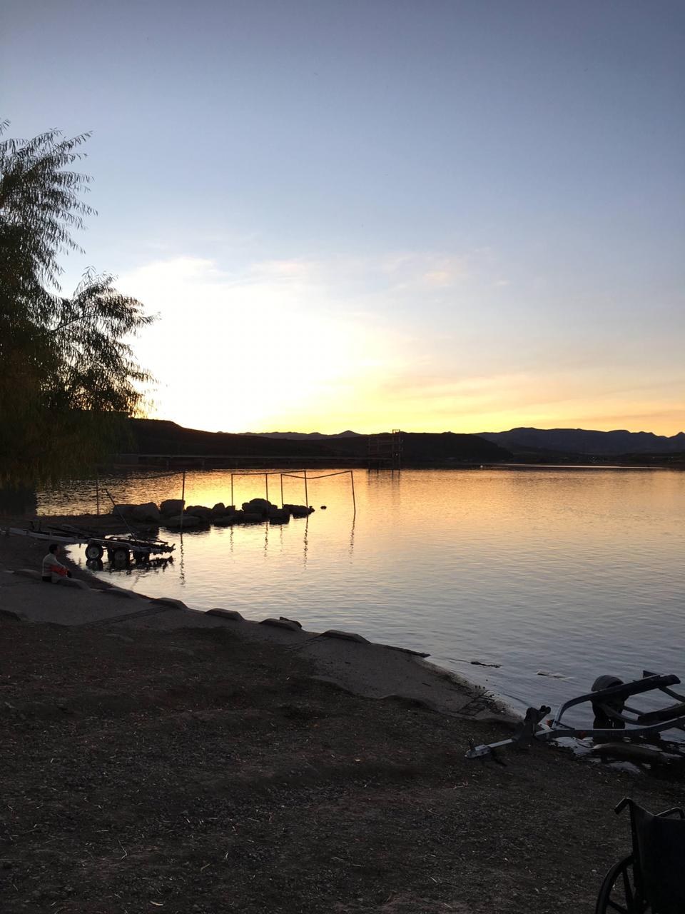 Orilla de la presa El Rejón en Chihuahua al atardecer.