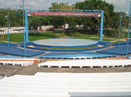 Foro al aire libre con graderías azules y blancas del Parque La Choca en Villahermosa.