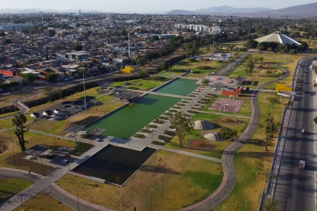 Vista aérea de andadores, áreas verdes y canchas del Parque General Luis Quintanar.