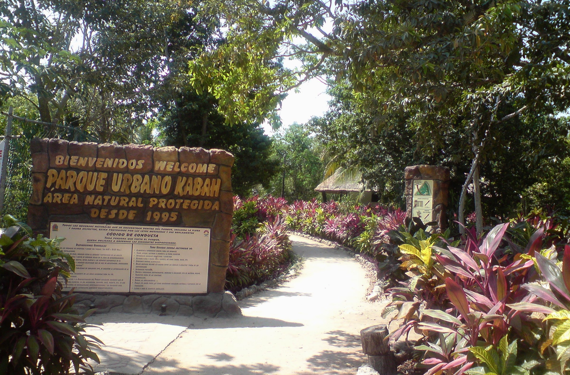Entrada del Parque Urbano Kabah en Cancún con letrero de bienvenida, fotografía de 2008.
