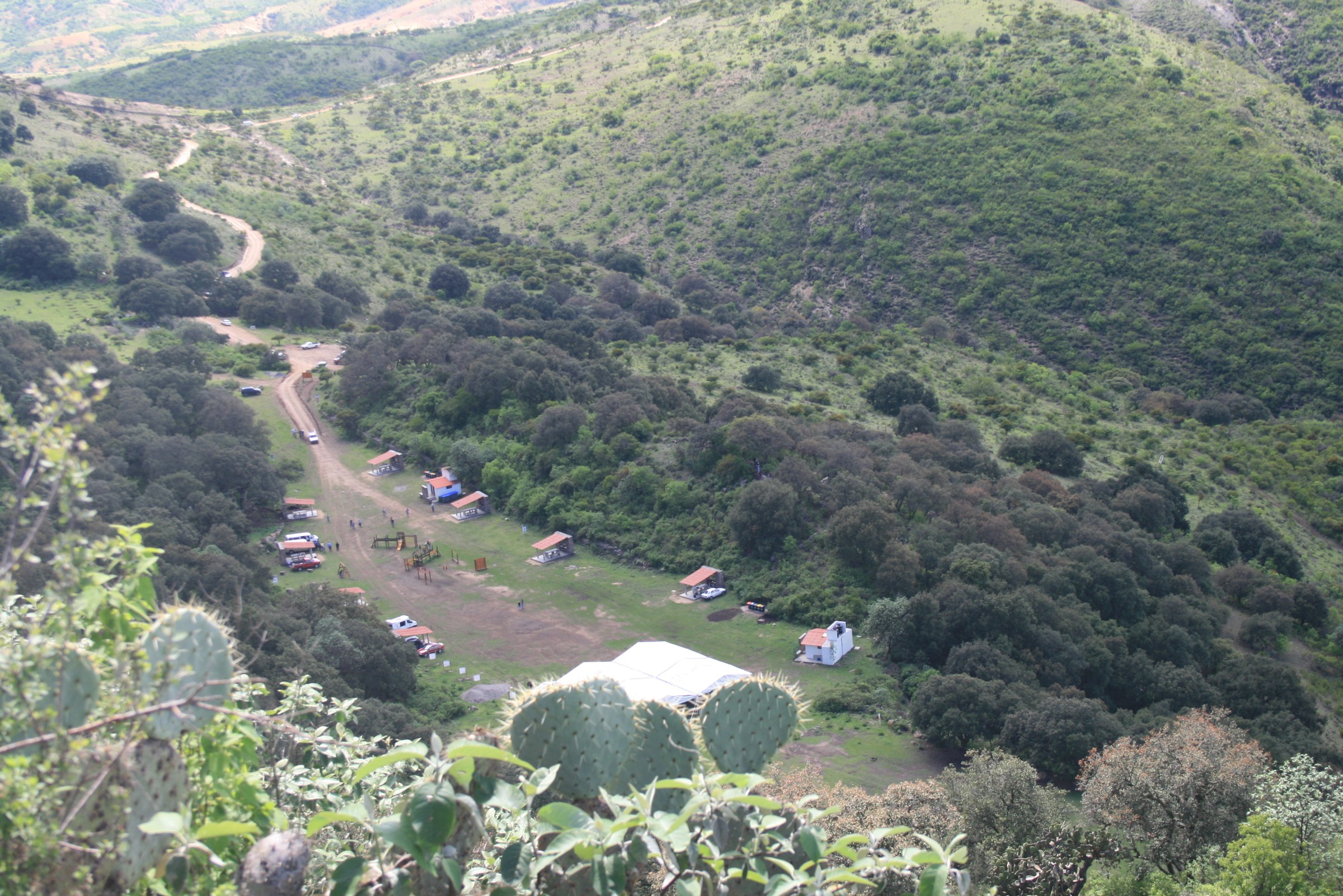 Vista del área recreativa y las laderas arboladas de Joya La Barreta, fotografía de 2008.