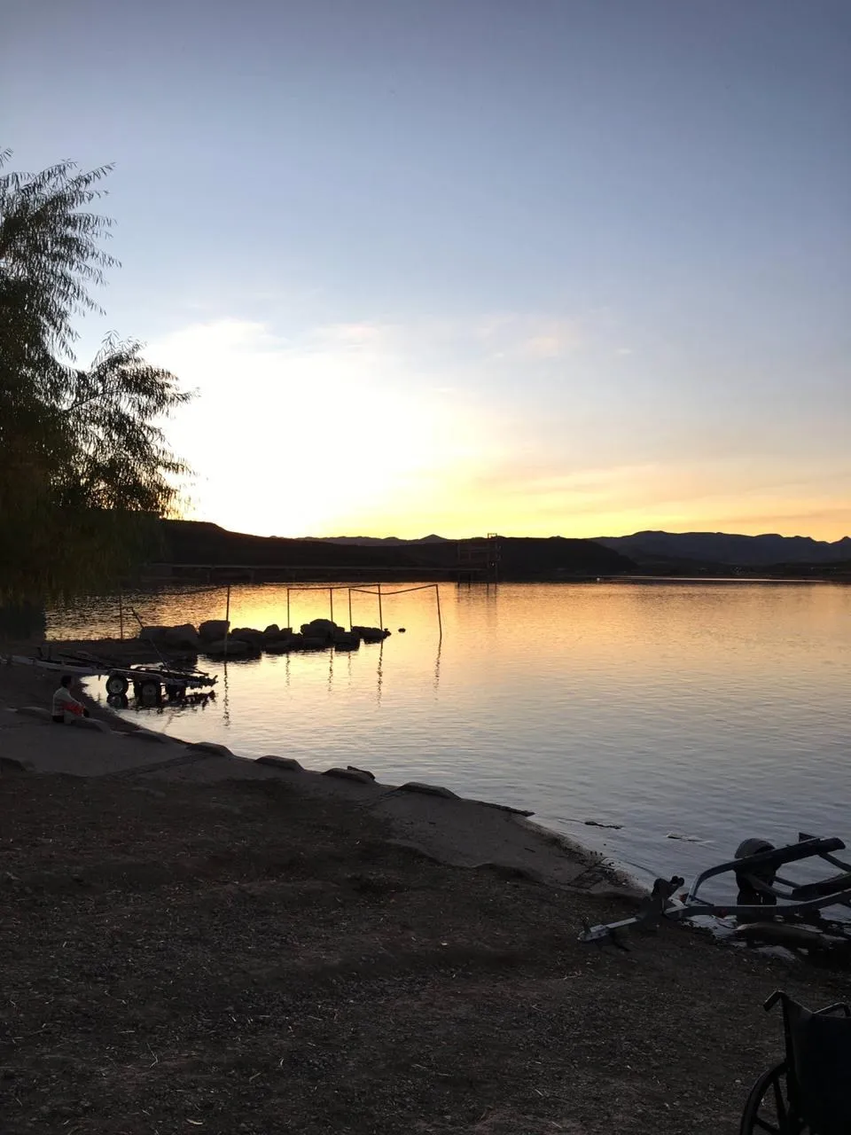 Orilla de la presa El Rejón en Chihuahua al atardecer.