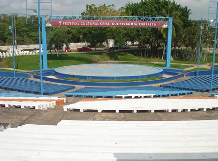 Foro al aire libre con graderías azules y blancas del Parque La Choca en Villahermosa.