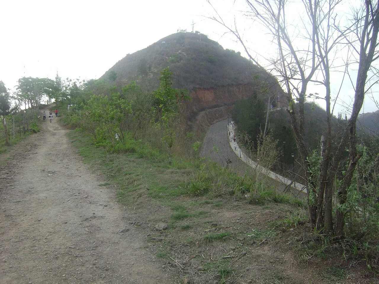 Camino empedrado y vereda junto a la ladera del Cerro de la Cruz, en Tepic.