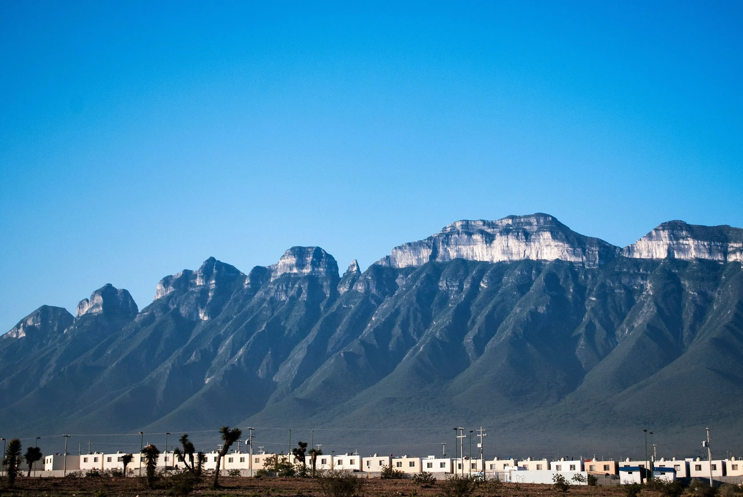 Cresta rocosa de la Sierra de las Mitras sobre la zona urbana de Monterrey.