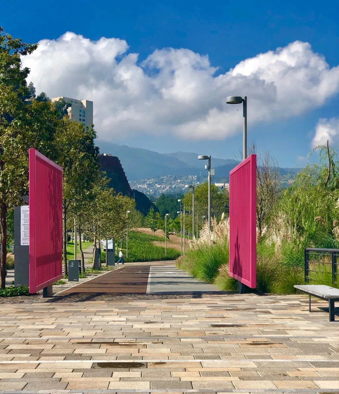 Entrada norte de Parque La Mexicana, con puertas rosas y pistas junto a jardines de Santa Fe.