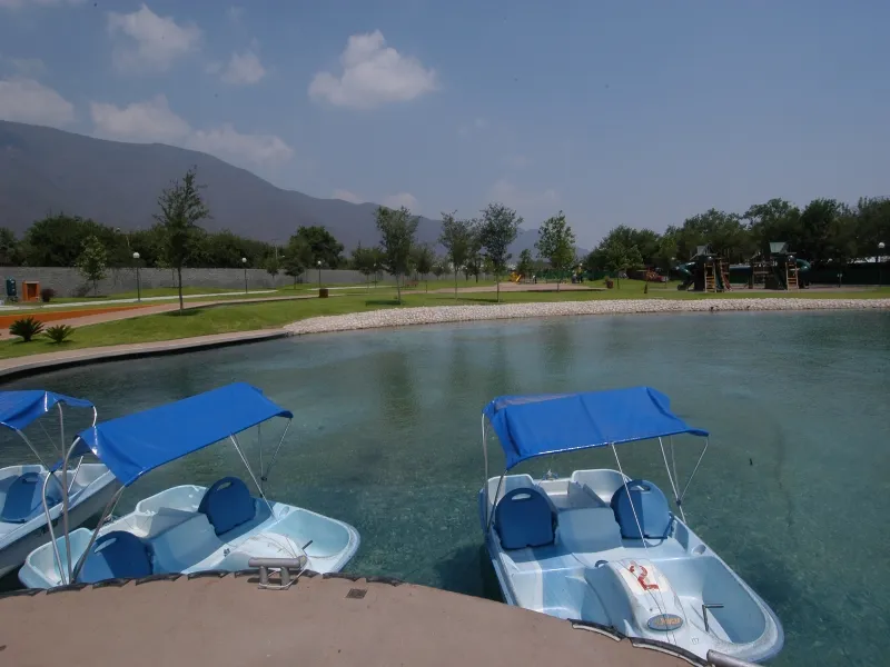 Lago recreativo y áreas verdes del Parque Recreativo Tamatán en Ciudad Victoria