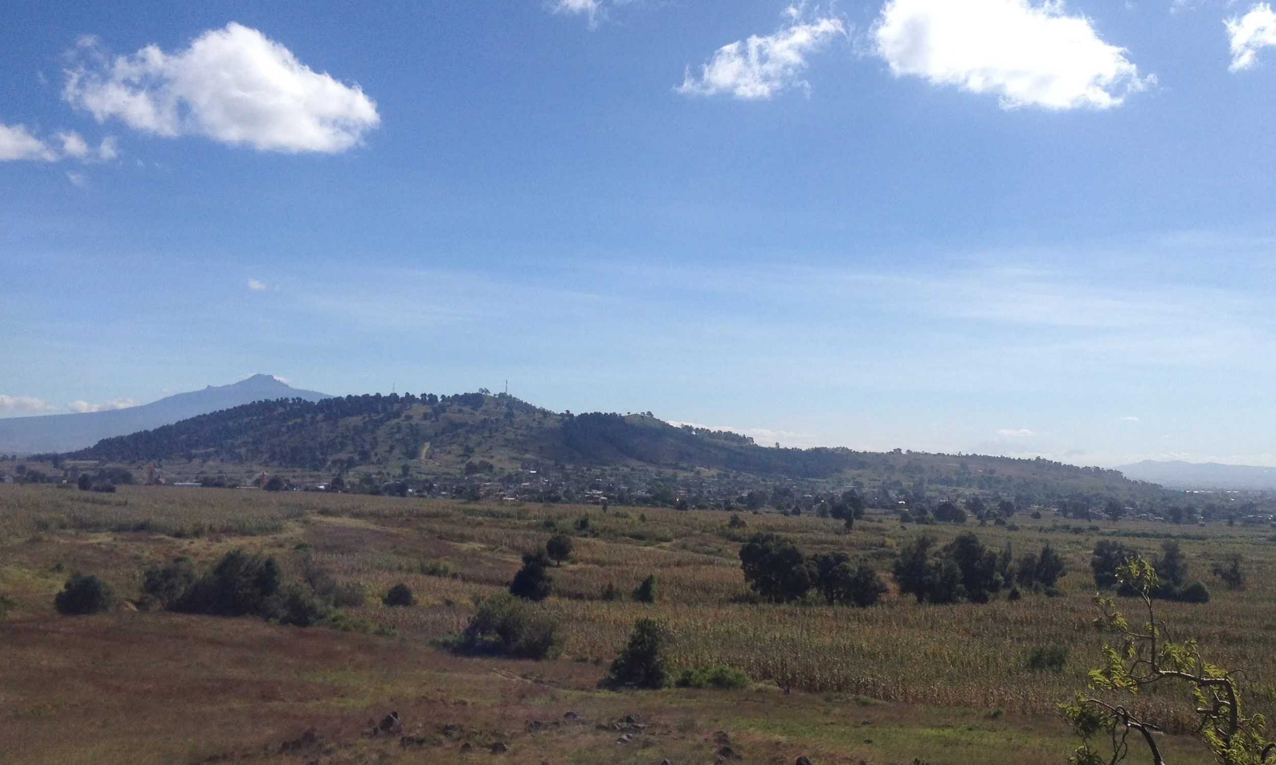 Vista panorámica de la Reserva Estatal Cerro Zapotecas entre campos de cultivo de San Pedro Cholula.