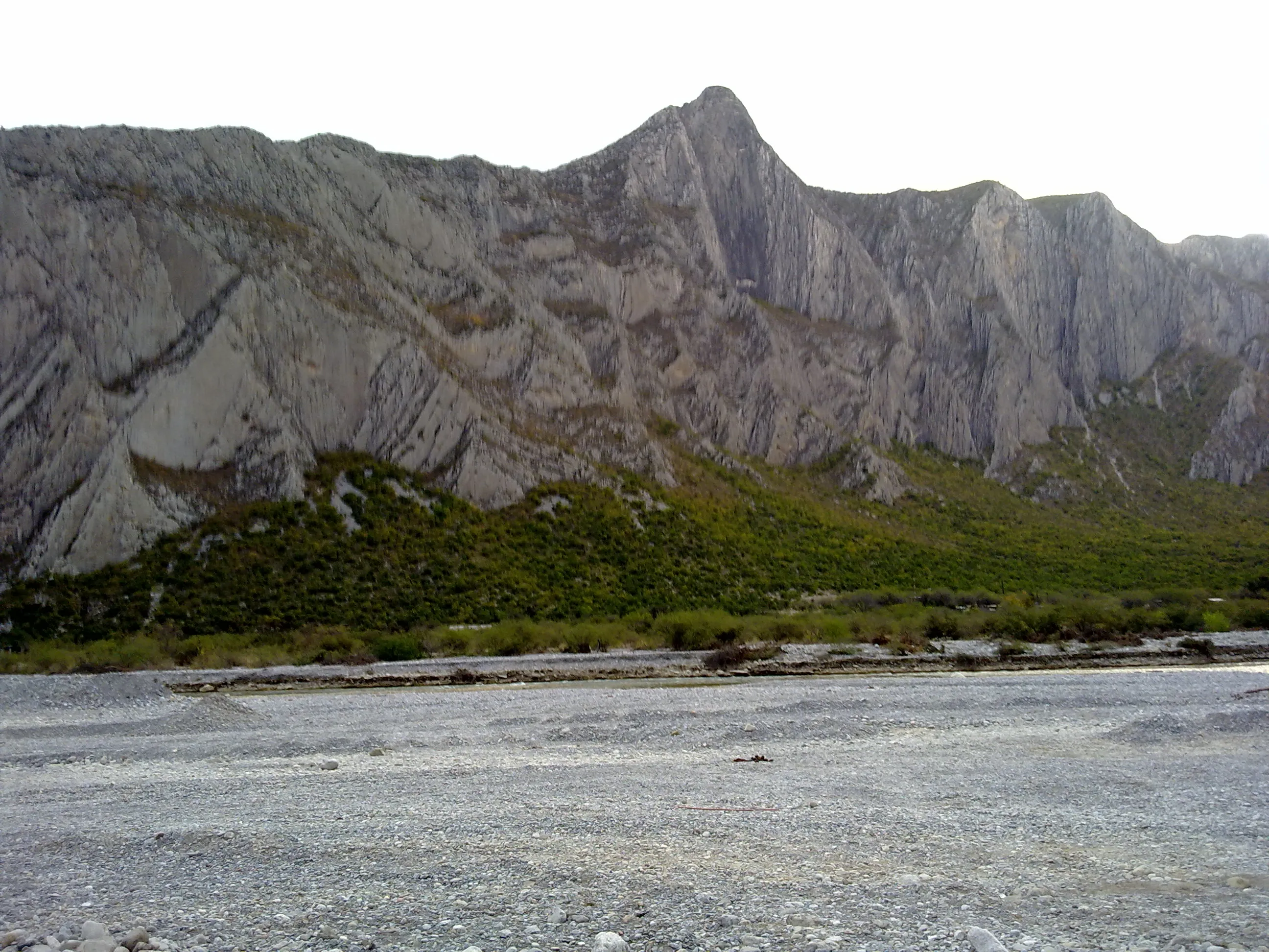 Paredes rocosas y cauce seco del Cañón de La Huasteca en Santa Catarina, Nuevo León.