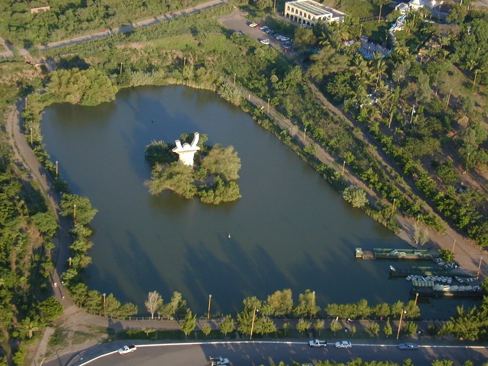 Vista aérea del lago y senderos del Parque Culiacán 87 en Culiacán Rosales