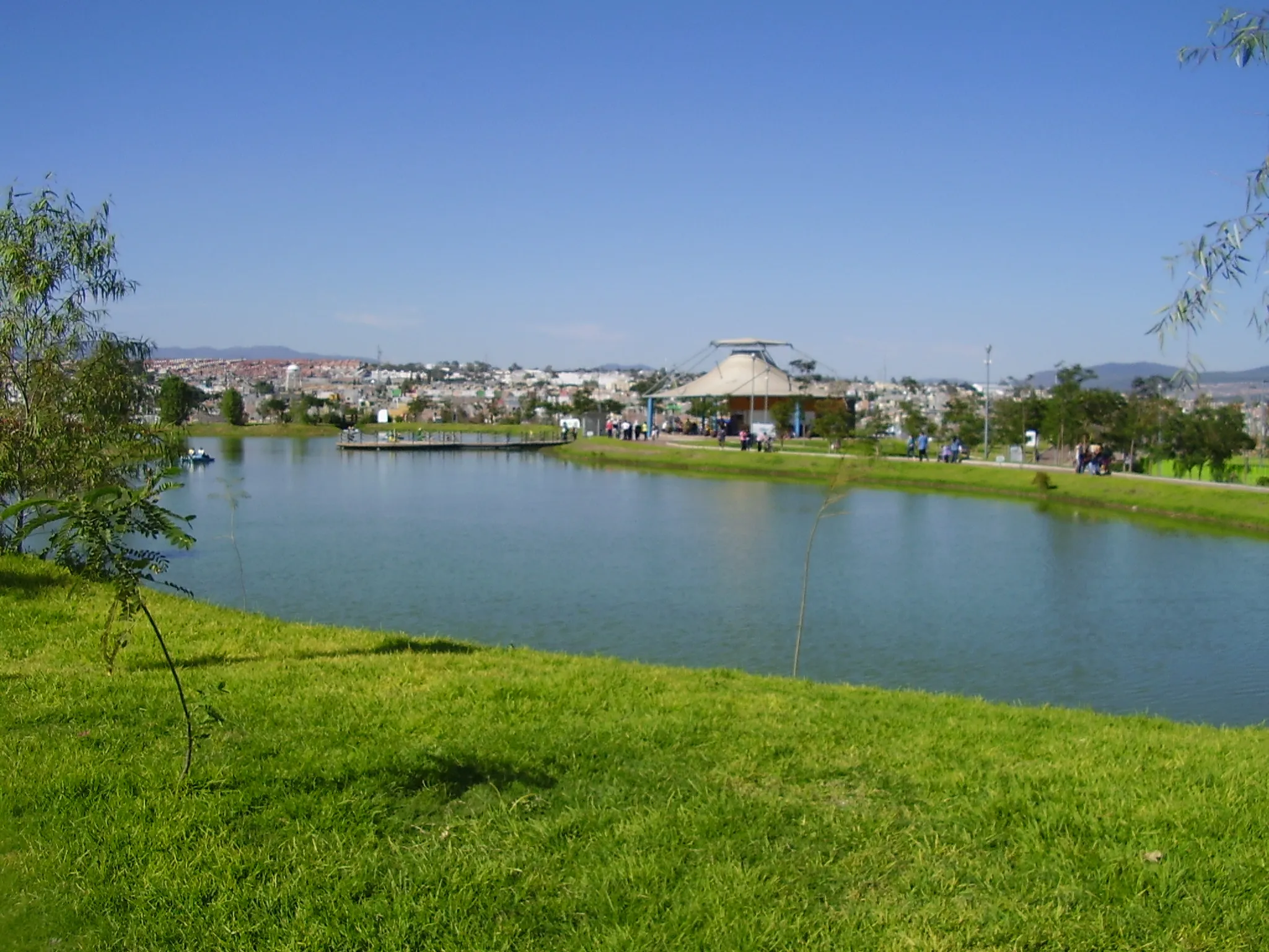 Lago y áreas verdes del Parque Alfalfares en Santiago de Querétaro