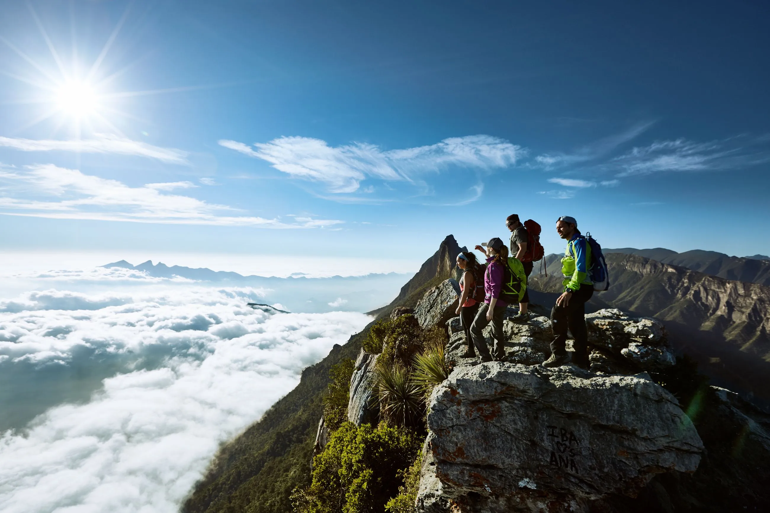 Senderistas en una cumbre de la Reserva Natural Chipinque en Nuevo León