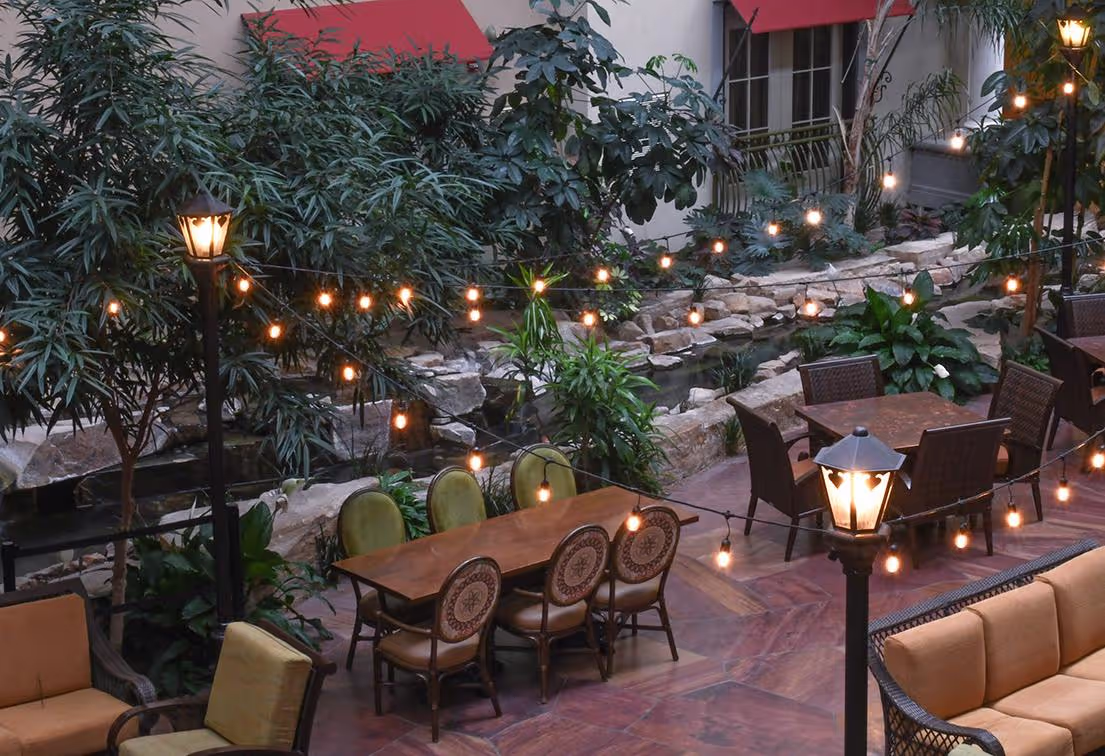 Woolley’s Classic Suites Exterior Dining