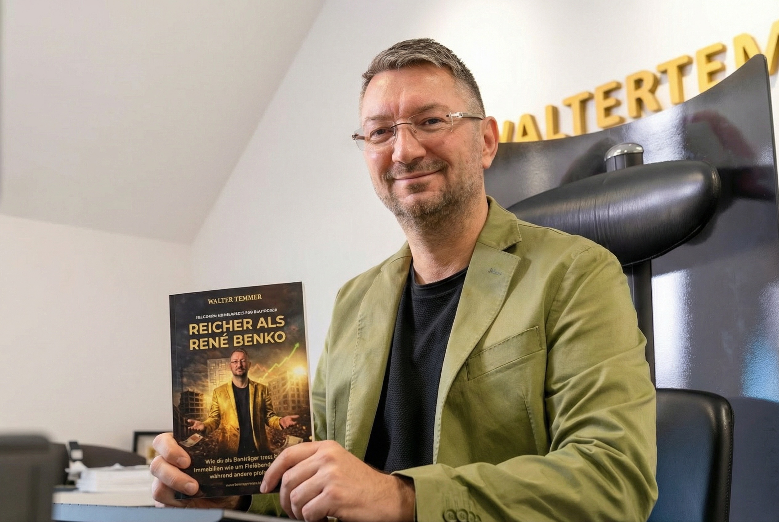 Walter Temmer mit Buch Reicher als René Benko