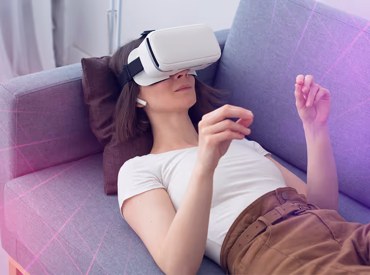 Frau auf Sofa mit VR-Set
